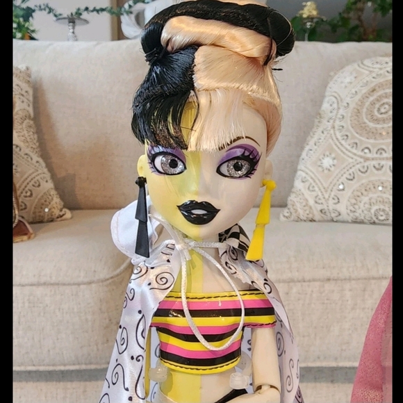 MGA Bratz Bratzillaz Glam Gets Wicked Llliana Honesty Switch-A-Witch Clown Doll - Picture 6 of 7